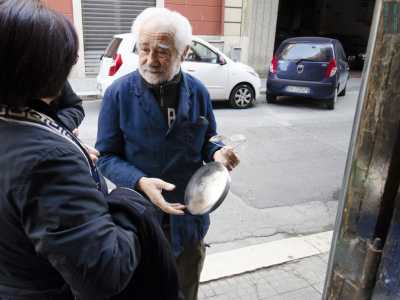 Una signora chiede a Pasquale di ripararle un vecchio coperchio da pentola